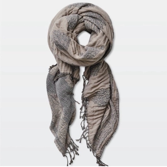 Aritzia Blanket Scarf (Wilfred) - Picture 2 of 5